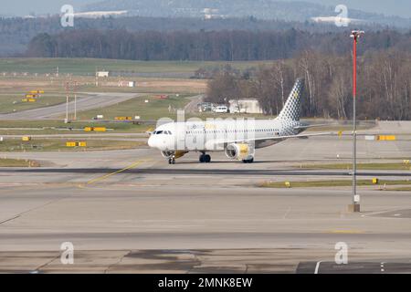 Zürich, Schweiz, 19. Januar 2023 Vueling Airlines Airbus A320-214 fährt zum Gate Stockfoto