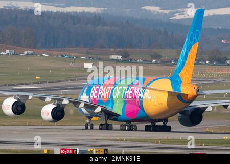 Zürich, Schweiz, 19. Januar 2023 Emirates Airbus A380-861 fährt zu seiner Parkposition Stockfoto