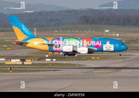 Zürich, Schweiz, 19. Januar 2023 Emirates Airbus A380-861 fährt zu seiner Parkposition Stockfoto