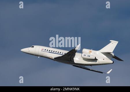 Zürich, Schweiz, 19. Januar 2023 Dessault Falcon 7X Business Aircraft startet von Landebahn 28 Stockfoto