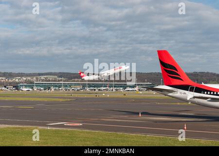 Zürich, Schweiz, 19. Januar 2023 die Maschine des Swiss Airbus A330-343 startet mit dem sichtbaren Ruder des albanischen Regierungsflugzeugs Stockfoto