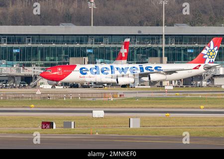 Zürich, Schweiz, 19. Januar 2023 Edelweiss Airbus A340-313X fährt zu seiner Position Stockfoto