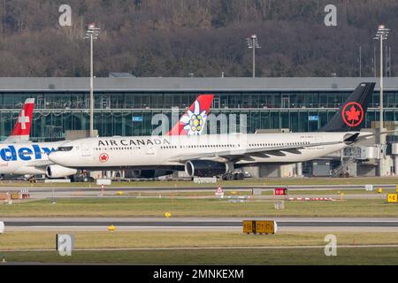 Zürich, Schweiz, 19. Januar 2023 Air Canada Airbus A330-343 fährt zu seiner Position Stockfoto