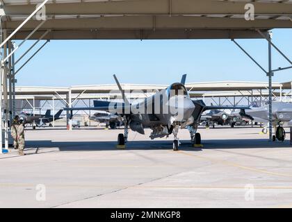 Ein Flugzeug der US Air Force F-35A Lightning II führt vor dem Start am 3. Oktober 2022 auf der Luke Air Force Base, Arizona, Funktionsprüfungen durch. Mehrere 62. Fighter Squadron F-35A waren bereit, sich einem B-1B Lancer anzuschließen, der dem 7. Bomb Wing, Dyess AFB, Texas, in Formation über den Vereinigten Staaten zugewiesen wurde und die Interoperabilität der verschiedenen Flugzeuge ausübte. Stockfoto