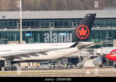 Zürich, Schweiz, 19. Januar 2023 Air Canada Airbus A330-343 fährt zu seiner Position Stockfoto