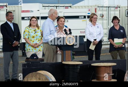 Ponce, Puerto Rico, 3. Oktober 2022 - Präsident Joseph Biden begrüßt die Kongressabgeordnete Nydia Velázquez nach seiner Rede im Hafen von Ponce. Präsident Biden besuchte Puerto Rico, um zu sehen, wie die Maßnahmen nach den Schäden durch den Hurrikan Fiona eingeleitet wurden. FEMA/Yuisa Ríos Stockfoto