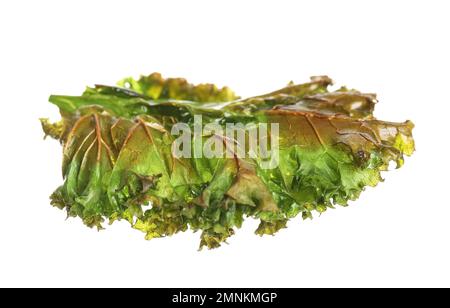 Leckere, gebackene Grünkohlchips, isoliert auf Weiß Stockfoto