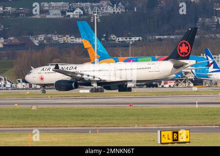 Zürich, Schweiz, 19. Januar 2023 Air Canada Airbus A330-343 fährt zu seiner Position Stockfoto