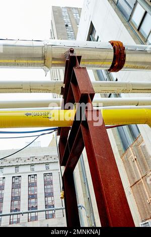 Silberne und gelbe Rohre auf Rusty Frame Stockfoto