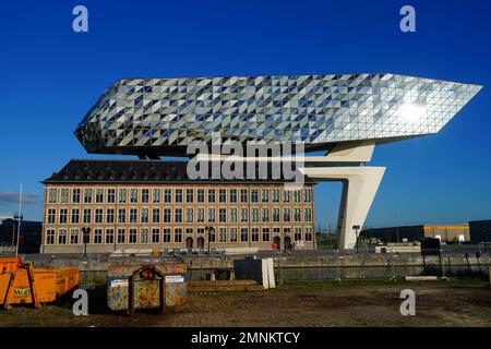 ANTWERPEN, BELGIEN – 18. Okt 2022 – Blick auf das Hafenbehörde-Gebäude (Havenhuis) oder Port House, ein von der Architektin Zaha Hadid in entworfenes Wahrzeichen Stockfoto