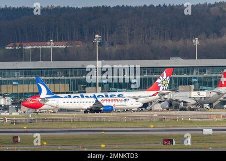 Zürich, Schweiz, 19. Januar 2023 Anadolu Jet Boeing 737-8F2 ist in Position Stockfoto