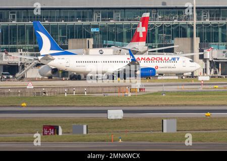 Zürich, Schweiz, 19. Januar 2023 Anadolu Jet Boeing 737-8F2 ist in Position Stockfoto