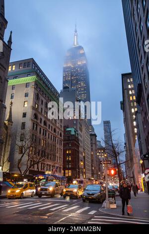 Bild von Tim Cuff. 9. Dez. 2022 - 10. Jan. 2023. Empire State Building in niedriger Wolke Stockfoto