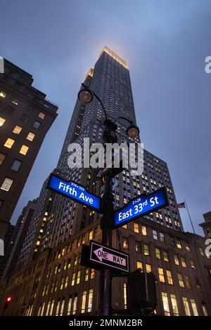 Bild von Tim Cuff. 9. Dez. 2022 - 10. Jan. 2023. Empire State Building in niedriger Wolke Stockfoto