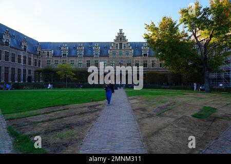 ANTWERPEN, BELGIEN – 18. Okt 2022 – Blick auf den Stadscampus der Universität Antwerpen (UAntwerpen, Universiteit Antwerpen), eine Kombination aus historischem und Stockfoto