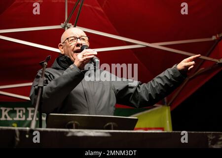 London, Großbritannien. 30. Januar 2023. Dave ward, Generalsekretär der Communication Workers Union (CWU), hält während des Protests "genug ist genug" eine Rede. Außerhalb der Downing Street fand ein Protest statt, der von verschiedenen britischen Gewerkschaften angeregt wurde, als Reaktion auf die laufende Debatte über das Anti-Streik-Gesetz und das Gesetz zur öffentlichen Ordnung im House of Common im britischen Parlament. Diese Gesetzesvorlagen bedrohen das Protest- und Streikrecht der Zivilbevölkerung. Kredit: SOPA Images Limited/Alamy Live News Stockfoto