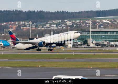 Zürich, Schweiz, 19. Januar 2023 Delta Airlines Boeing 767-432ER startet von Landebahn 16 Stockfoto