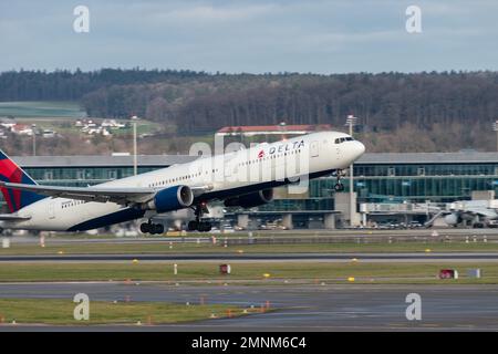 Zürich, Schweiz, 19. Januar 2023 Delta Airlines Boeing 767-432ER startet von Landebahn 16 Stockfoto