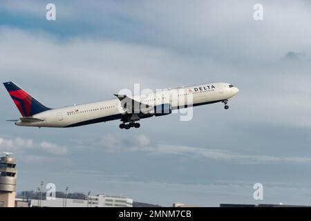 Zürich, Schweiz, 19. Januar 2023 Delta Airlines Boeing 767-432ER startet von Landebahn 16 Stockfoto