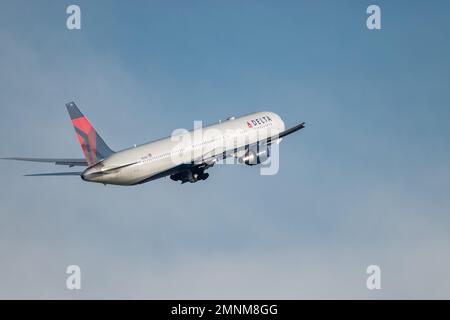 Zürich, Schweiz, 19. Januar 2023 Delta Airlines Boeing 767-432ER startet von Landebahn 16 Stockfoto