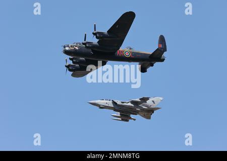 Royal Air Force Avro Lancaster Bomberflugzeug fliegt in Formation mit einem Royal Air Force Tornado GR4 Flugzeug. Stockfoto