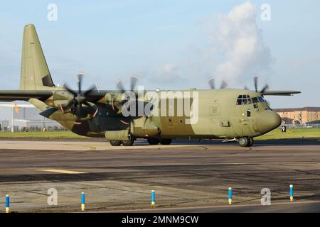 Royal Air Force C-130 Hercules transportiert Flugzeuge im November 2021. Stockfoto