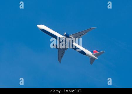 Zürich, Schweiz, 19. Januar 2023 Delta Airlines Boeing 767-432ER startet von Landebahn 16 Stockfoto