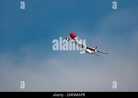 Zürich, Schweiz, 19. Januar 2023 Edelweiss Airbus A340-313X oben im blauen Himmel Stockfoto