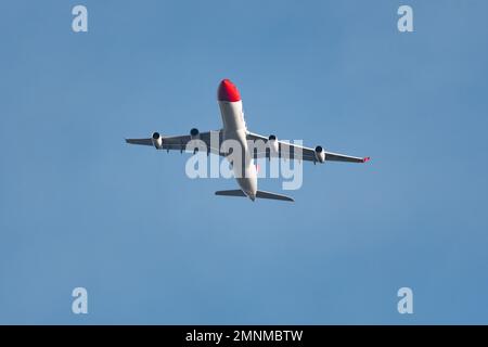 Zürich, Schweiz, 19. Januar 2023 Edelweiss Airbus A340-313X oben im blauen Himmel Stockfoto