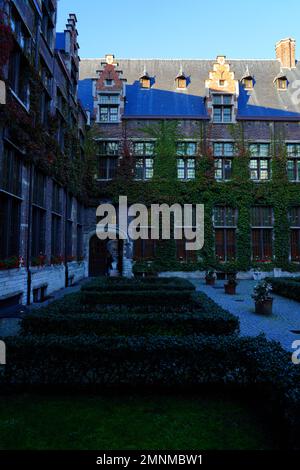 ANTWERPEN, BELGIEN – 18. Okt 2022 – Blick auf den Stadscampus der Universität Antwerpen (UAntwerpen, Universiteit Antwerpen), eine Kombination aus historischem und Stockfoto