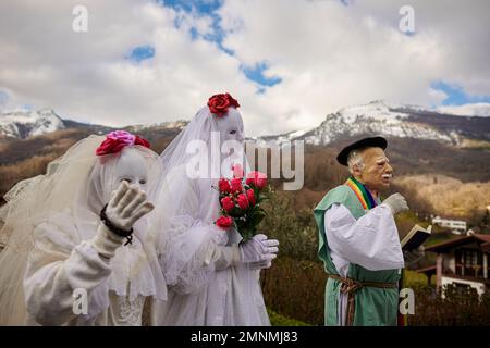 Ituren, Spanien. 30. Januar 2023. Mehrere Maskenfiguren nehmen an den Karnevalen von Ituren und Zubieta Teil. Die Karneval von Ituren und Zubieta werden in der Regel am Montag und Dienstag nach dem letzten Sonntag im Januar 2023 gefeiert. Es ist Iturens Tag, um die Karnevals auszurichten und die Joaldunak von Zubieta auf dem Platz des Dorfes Ituren zu begrüßen. Kredit: SOPA Images Limited/Alamy Live News Stockfoto