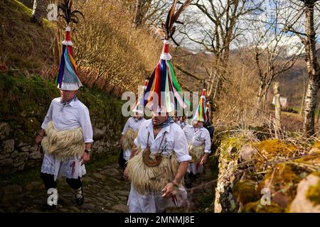 Ituren, Spanien. 30. Januar 2023. Eine Gruppe von „Joaldunaks“ (die Kuhglocken tragen) marschiert in das Dorf Ituren, um an den Karnevalen von Ituren und Zubieta teilzunehmen. Die Karneval von Ituren und Zubieta werden in der Regel am Montag und Dienstag nach dem letzten Sonntag im Januar 2023 gefeiert. Es ist Iturens Tag, um die Karnevals auszurichten und die Joaldunak von Zubieta auf dem Platz des Dorfes Ituren zu begrüßen. Kredit: SOPA Images Limited/Alamy Live News Stockfoto