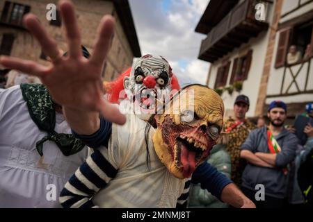 Ituren, Spanien. 30. Januar 2023. Mehrere Maskenfiguren nehmen an den Karnevalen von Ituren und Zubieta Teil. Die Karneval von Ituren und Zubieta werden in der Regel am Montag und Dienstag nach dem letzten Sonntag im Januar 2023 gefeiert. Es ist Iturens Tag, um die Karnevals auszurichten und die Joaldunak von Zubieta auf dem Platz des Dorfes Ituren zu begrüßen. Kredit: SOPA Images Limited/Alamy Live News Stockfoto