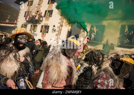 Ituren, Spanien. 30. Januar 2023. Mehrere Maskenfiguren nehmen an den Karnevalen von Ituren und Zubieta Teil. Die Karneval von Ituren und Zubieta werden in der Regel am Montag und Dienstag nach dem letzten Sonntag im Januar 2023 gefeiert. Es ist Iturens Tag, um die Karnevals auszurichten und die Joaldunak von Zubieta auf dem Platz des Dorfes Ituren zu begrüßen. Kredit: SOPA Images Limited/Alamy Live News Stockfoto