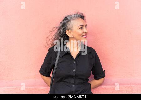 Grauhaarige, Moderne Frau, Die In Der Stadt Steht Stockfoto