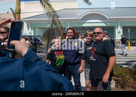 Florida Gov. Ron DeSantis und der Adjutant General von Florida, Major der US-Luftwaffe, General James O. Eifert, besuchen Pine Island, Florida, um die Schäden durch den Orkane Ian zu beurteilen, 4. Oktober 2022. Stockfoto