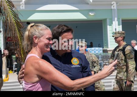 Florida Gov. Ron DeSantis und der Adjutant General von Florida, Major der US-Luftwaffe, General James O. Eifert, besuchen Pine Island, Florida, um die Schäden durch den Orkane Ian zu beurteilen, 4. Oktober 2022. Stockfoto