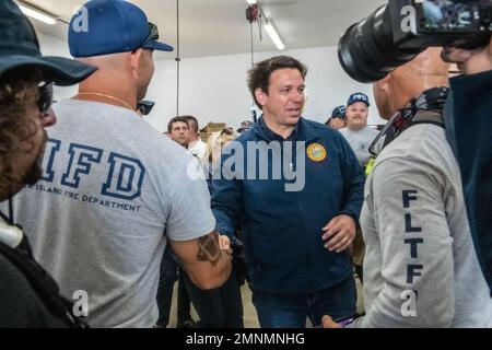 Florida Gov. Ron DeSantis und der Adjutant General von Florida, Major der US-Luftwaffe, General James O. Eifert, besuchen Pine Island, Florida, um die Schäden durch den Orkane Ian zu beurteilen, 4. Oktober 2022. Stockfoto