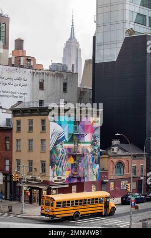 Wandgemälde von Gandhi und Mutter Teresa auf dem Chelsea Market Building mit dem Empire State Building im Hintergrund, New York, USA. Stockfoto