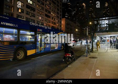 New York, USA. 30. Januar 2023. Die MTA stellte am 30. Januar 2023 während der Auseinandersetzung mit Migranten vor dem Watson Hotel in Midtown New York, NY, einen Transport zum neuen Unterschlupf in Brooklyn bereit. Migranten weigern sich, in ein neues Heim in Brooklyn zu ziehen, da sie unmenschliche Bedingungen vorbringen. (Foto: Efren Landaos/Sipa USA) Guthaben: SIPA USA/Alamy Live News Stockfoto