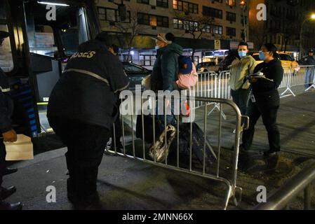New York, USA. 30. Januar 2023. Einige Migranten entscheiden sich dafür, in die vom MTA bereitgestellten Busse zu steigen, die zum neuen Unterschlupf in Brooklyn während der Pattsituation vor dem Watson Hotel in Midtown New York, NY, am 30. Januar 2023 fuhren. Migranten weigern sich, in ein neues Heim in Brooklyn zu ziehen, da sie unmenschliche Bedingungen vorbringen. (Foto: Efren Landaos/Sipa USA) Guthaben: SIPA USA/Alamy Live News Stockfoto