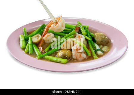 Asparagus-Teig, gebraten mit Garnelen auf weiß, isoliert. Stockfoto