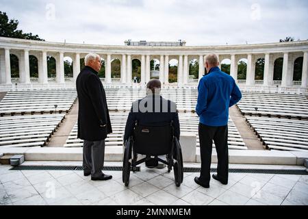 Charles Alexander, Jr. (links), Superintendent, Arlington National Cemetery; Bob Quackenbush (rechts), stellvertretender Stabschef, Arlington National Cemetery; und US Army Col. (Ret.) Gregory Gadson (Mitte), Stand in der Apsis des Memorial Amphitheatre auf dem Arlington National Cemetery, Arlington, Virginia, 4. Oktober 2022. Gadson war beim ANC, um im Rahmen des National Disability Employment Awareness Month mit den Mitarbeitern zu sprechen. Er nahm auch an einer öffentlichen Kranzverlegezeremonie am Grab des unbekannten Soldaten Teil. Gadson hat sich der Arbeit von verwundeten Kriegern, Veteranen und anderen Gruppen verschrieben Stockfoto