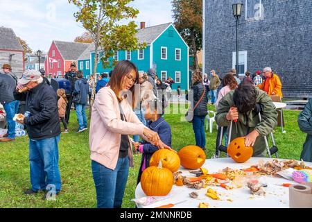 Kürbisschnitzer beim riesigen Kürbis-Festival in Shelburne, Nova Scotia, Kanada. Stockfoto