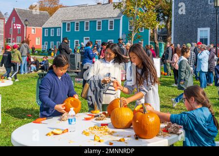 Kürbisschnitzer beim riesigen Kürbis-Festival in Shelburne, Nova Scotia, Kanada. Stockfoto