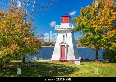Ein Leuchtturm mit Herbstlaub in Annapolis Royal, Nova Scotia, Kanada. Stockfoto