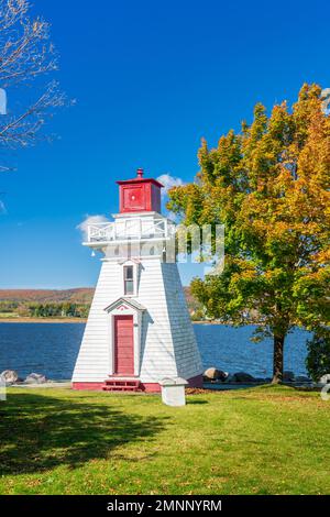 Ein Leuchtturm mit Herbstlaub in Annapolis Royal, Nova Scotia, Kanada. Stockfoto