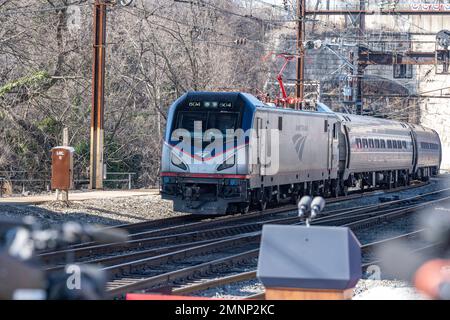 Ein Amtrak-Passagierzug auf den Gleisen zur Baltimore Penn Station, nachdem er den 150 Jahre alten Baltimore- und Potomac-Tunnel passiert hatte, nachdem US-Präsident Joe Bidens am Montag, den 30. Januar 2023, darüber diskutiert hatte, wie die Finanzierung des zweiseitigen Infrastrukturgesetzes den Tunnel in Baltimore, Maryland, ersetzen wird. Kredit: Ron Sachs/CNP Stockfoto