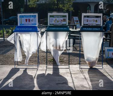 Davis, Kalifornien - 29. Oktober 2022. Drei Recyclingbehälter an einem öffentlichen Ort in der Nähe des Bauernmarkts mit Wörtern und Illustrationen in englischer Sprache für Glas, pla Stockfoto