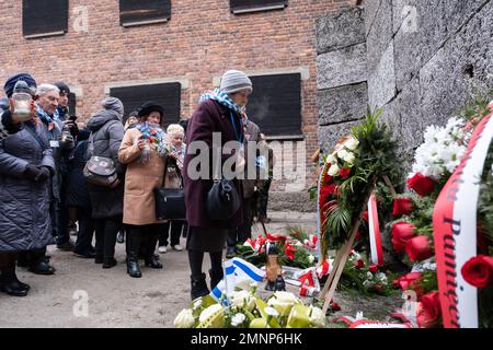 Oswiecim, Polen. 27. Januar 2023. Die Auschwitz-Überlebenden mit den anderen Menschen gesehen, die mit Kerzen vor der Mauer des Todes stehen. Zum 78. Jahrestag der Befreiung von Auschwitz-Birkenau, dem ehemaligen deutschen konzentrations- und Vernichtungslager. Der Jahrestag wurde im ehemaligen Lager Auschwitz und Auschwitz II-Birkenau organisiert. Die Auschwitz Survivors waren bei den Feierlichkeiten zum Befreiungsjubiläum anwesend. Kredit: SOPA Images Limited/Alamy Live News Stockfoto